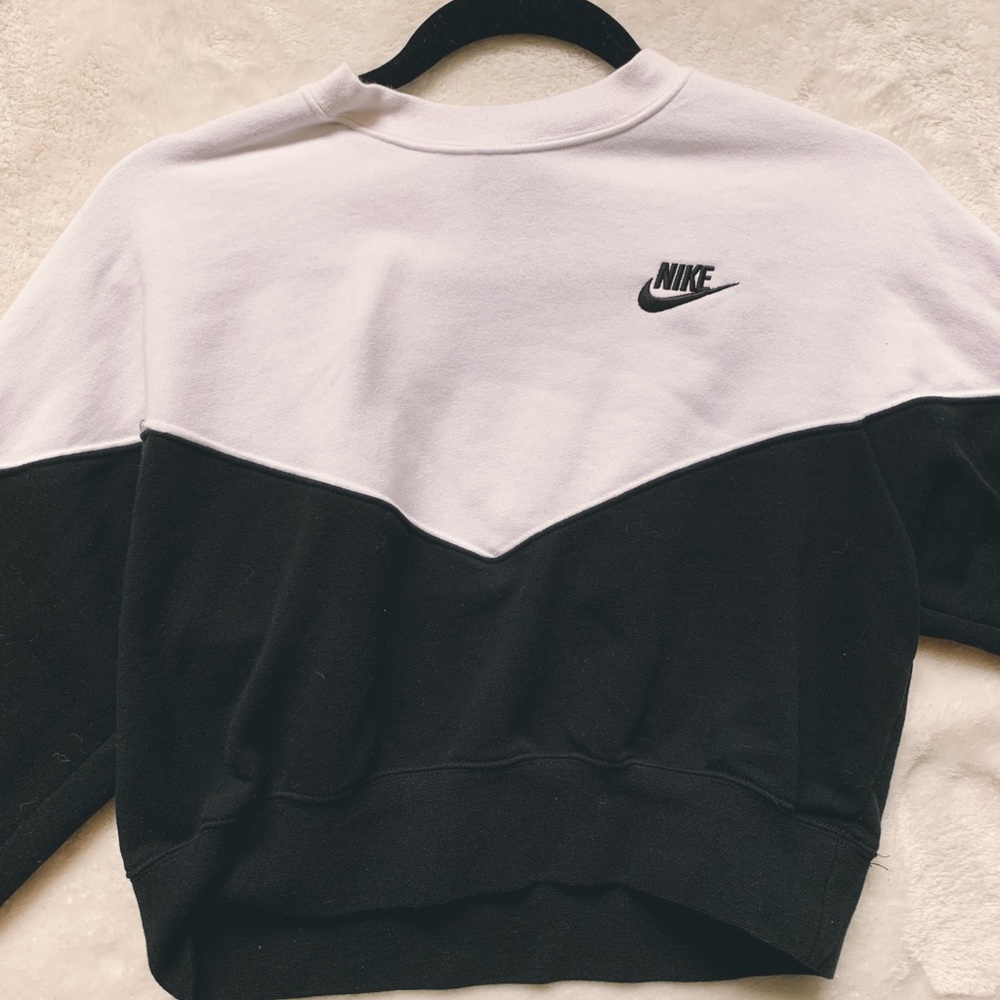 nike sweatshirt!!